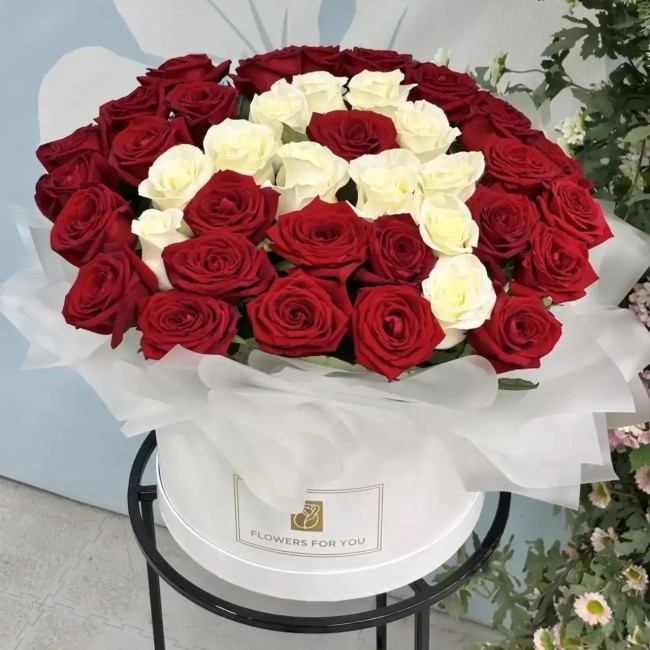 Букет цветов "51 роза с индивидуальной буквой" Букет цветов "51 роза с индивидуальной буквой"